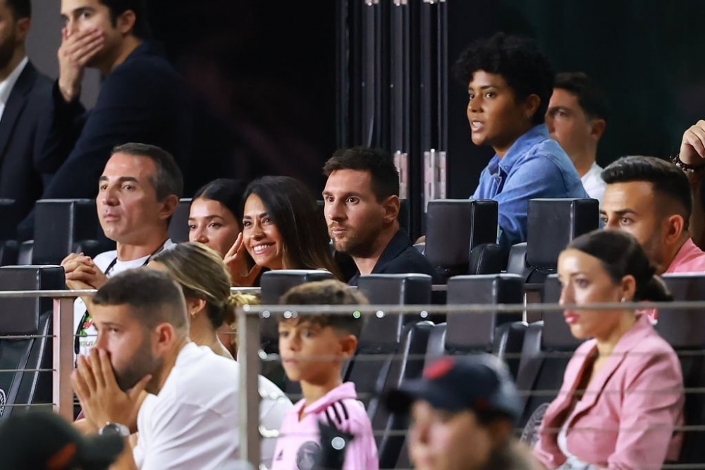 Messi ngồi trên khán đài theo dõi các đồng đội tại Inter Miami thi đấu