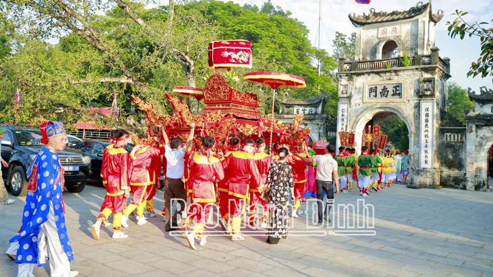 Rước kiệu trong lễ hội truyền thống Đền Trần.