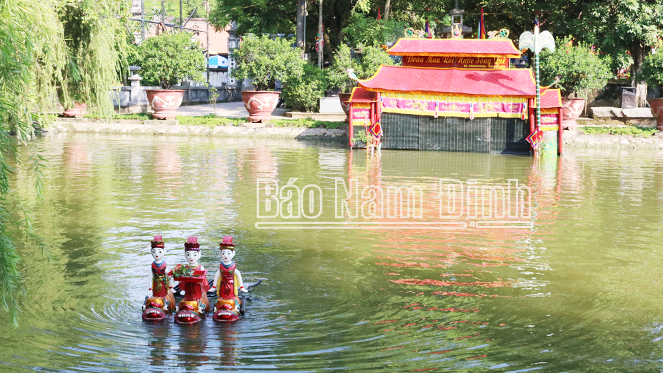 Biểu diễn múa rối nước trong lễ hội truyền thống Đền Trần.
