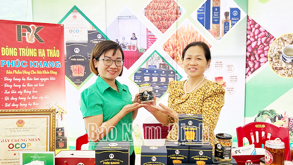 Sản phẩm khởi nghiệp tiêu biểu của hội viên phụ nữ thành phố Nam Định tại Tuần lễ giới thiệu nông sản an toàn năm 2023.