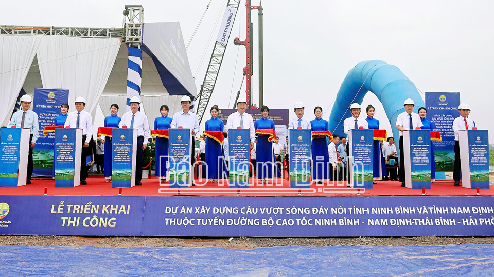 Lễ triển khai thi công dự án xây dựng cầu vượt sông Đáy nối tỉnh Ninh Bình và tỉnh Nam Định