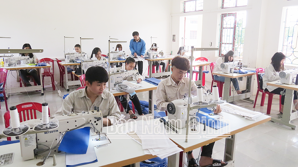 Học sinh Trường Cao đẳng Kinh tế và Công nghệ Nam Định trong giờ thực hành nghề may.
