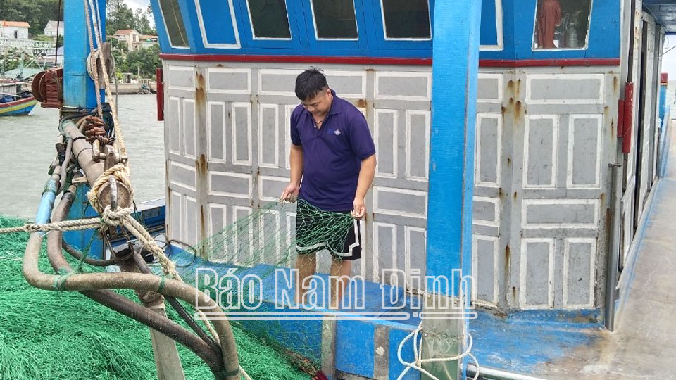 Anh Nguyễn Văn Chương xóm Sơn Đông, xã Hải Chính (Hải Hậu) kiểm tra ngư cụ chuẩn bị ra khơi.ĐT
