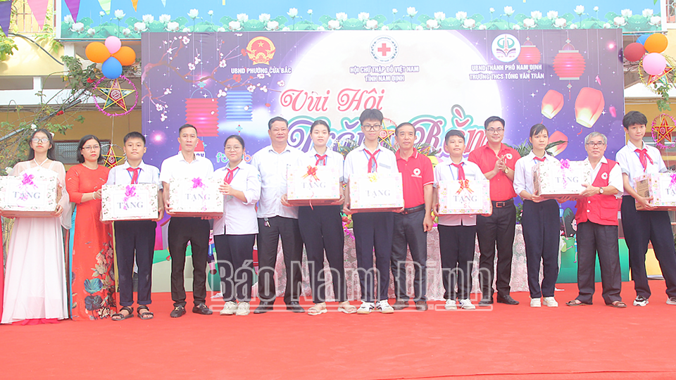 Hội Chữ thập đỏ tỉnh tặng quà cho học sinh Trường THCS Tống Văn Trân (thành phố Nam Định) trong Chương trình Vui hội trăng rằm năm 2023.