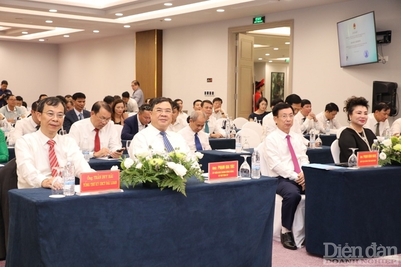 Ông Phạm Gia Túc (thứ hai từ trái sang) - Bí thư tỉnh Nam Định chứng kiến lễ ký kết thỏa thuận phát triển dự án giữa Công ty Cổ phần xây dựng hạ tầng Đại Phong và Tập đoàn JiaWei (Ảnh: Viết Dư)