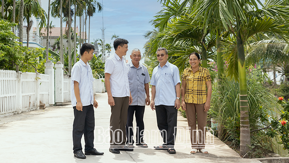 Sự đồng thuận của cán bộ, đảng viên xóm 2 xã Hải Tân (Hải Hậu) là tiền đề thực hiện thành công phong trào xây dựng nông thôn mới. 
