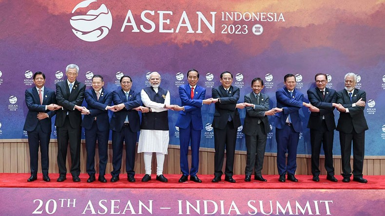 Các nhà Lãnh đạo ASEAN và Thủ tướng Ấn Độ Narendra Modi chụp ảnh lưu niệm tại hội nghị.