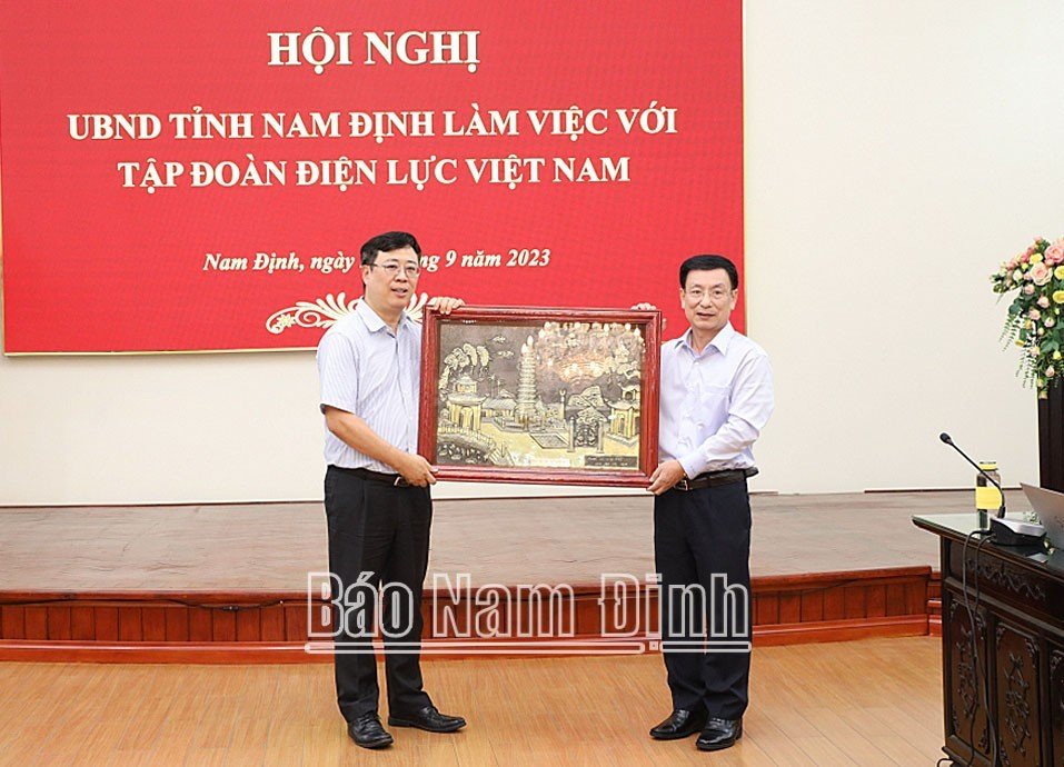 Đồng chí Chủ tịch UBND tỉnh Phạm Đình Nghị tặng lãnh đạo Tập đoàn Điện lực Việt Nam bức tranh Tháp Phổ Minh -  biểu tượng lịch sử- văn hóa của Nam Định