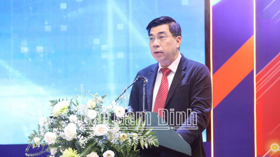 Ông Trần Minh Tuấn, Vụ trưởng Vụ Kinh tế số và Xã hội số (Bộ TT và TT) trình bày báo cáo công tác triển khai Chiến lược phát triển kinh tế số và xã hội số đến năm 2025, định hướng đến năm 2030 và báo cáo thường niên kinh tế số Việt Nam năm 2022