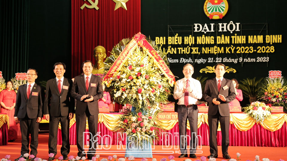 Đồng chí Lương Quốc Đoàn, Ủy viên BCH Trung ương Đảng, Chủ tịch Trung ương Hội Nông dân Việt Nam tặng lẵng hoa tươi thắm chúc mừng Đại hội.