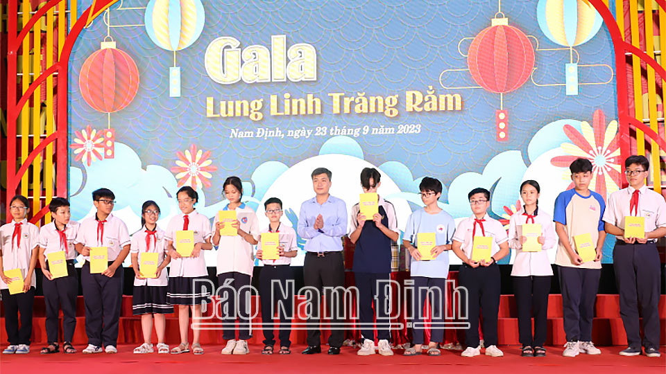 Đồng chí Chủ tịch UBND thành phố Nam Định Phạm Duy Hưng trao tặng học bổng cho 20 học sinh có hoàn cảnh khó khăn vươn lên trong học tập.