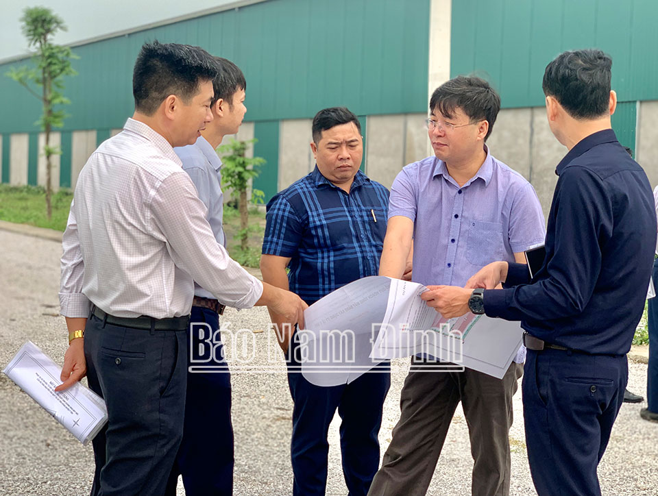 Cán bộ Phòng Tài nguyên và Môi trường huyện Ý Yên rà soát việc sử dụng đất của doanh nghiệp tại xã Yên Ninh.