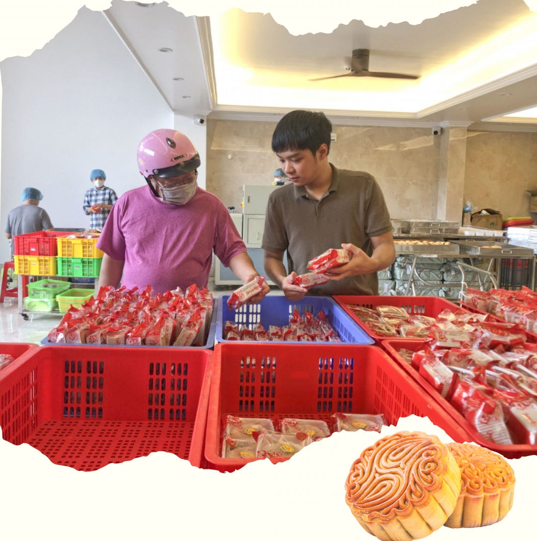 Khách hàng mua bánh trung thu tại cơ sở sản xuất Quang Hưng, thành phố Nam Định.