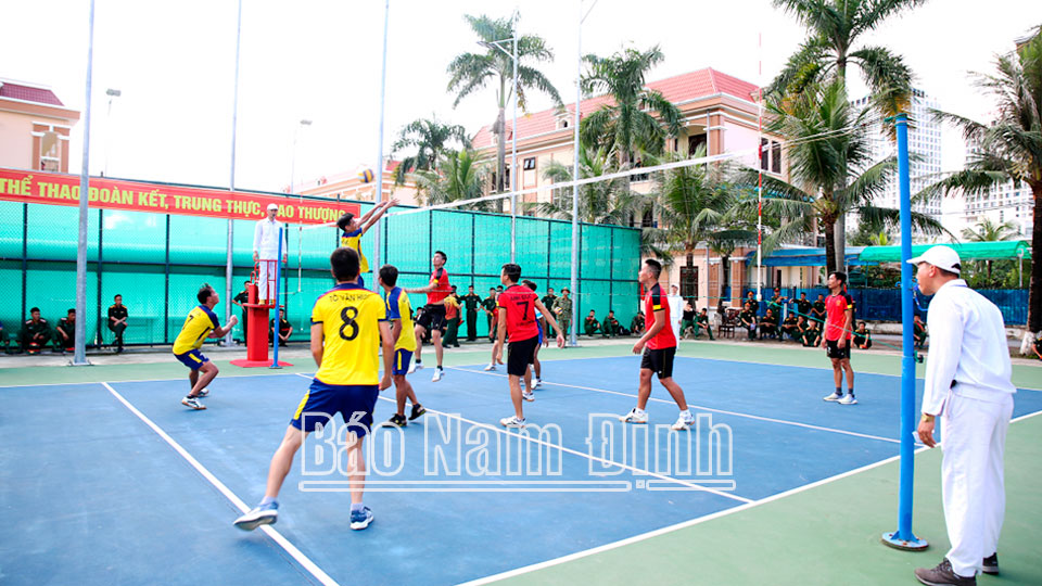 Trận thi đấu bóng chuyền giữa 2 đội tuyển của đơn vị Bộ CHQS tỉnh Thái Bình và Ninh Bình.