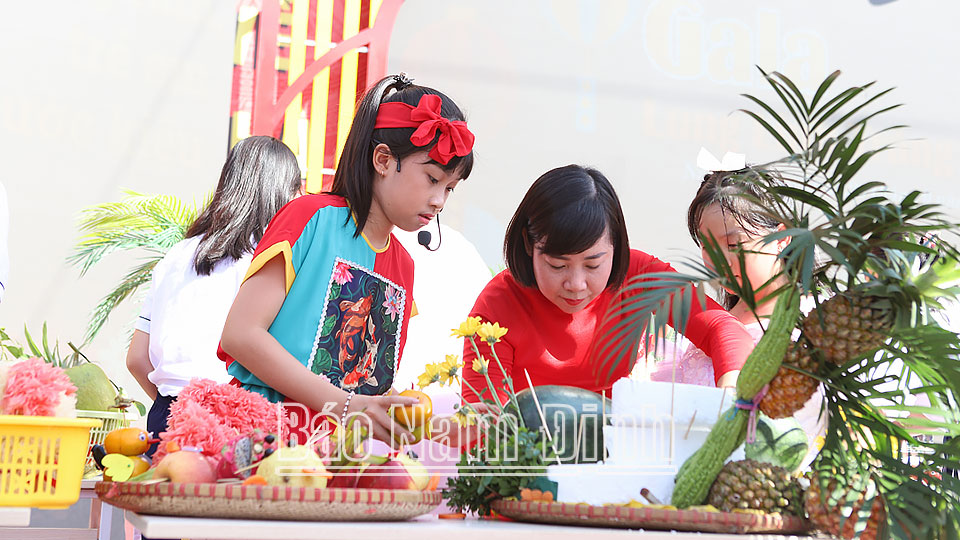 Học sinh trường THCS Trần Đăng Ninh (thành phố Nam Định) cùng phụ huynh trang trí mâm ngũ quả.