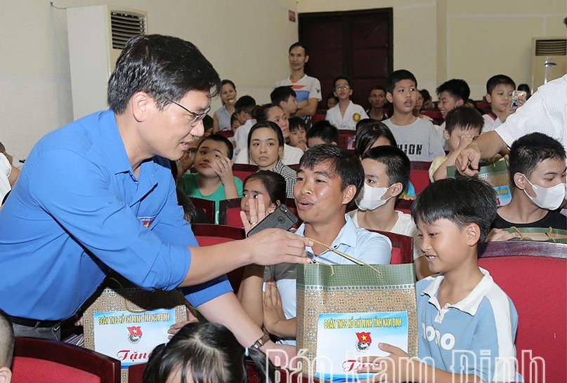 Lãnh đạo Tỉnh Đoàn trao quà Trung thu cho các em thiếu nhi của Trung tâm Cứu trợ trẻ em tàn tật thành phố Nam Định. 