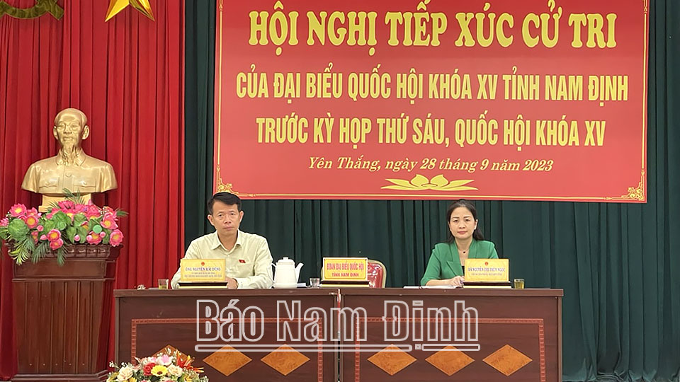 Các đồng chí: Nguyễn Hải Dũng, TUV, Phó Trưởng đoàn chuyên trách Đoàn ĐBQH tỉnh; Nguyễn Thị Thúy Ngọc, Chánh Văn phòng Hội LHPN tỉnh đã tiếp xúc cử tri huyện Ý Yên