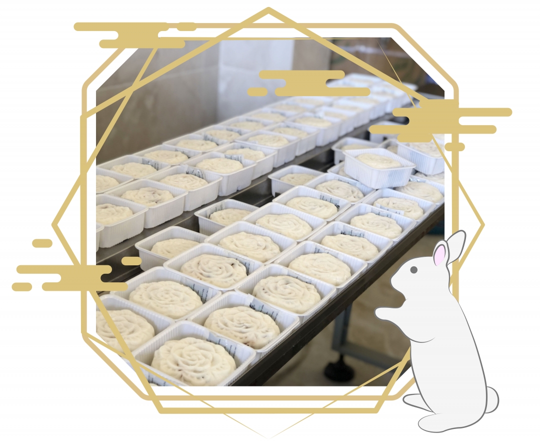 Những chiếc bánh dẻo sau khi thành phẩm được đưa vào dây chuyền đóng gói đảm bảo an toàn vệ sinh thực phẩm.