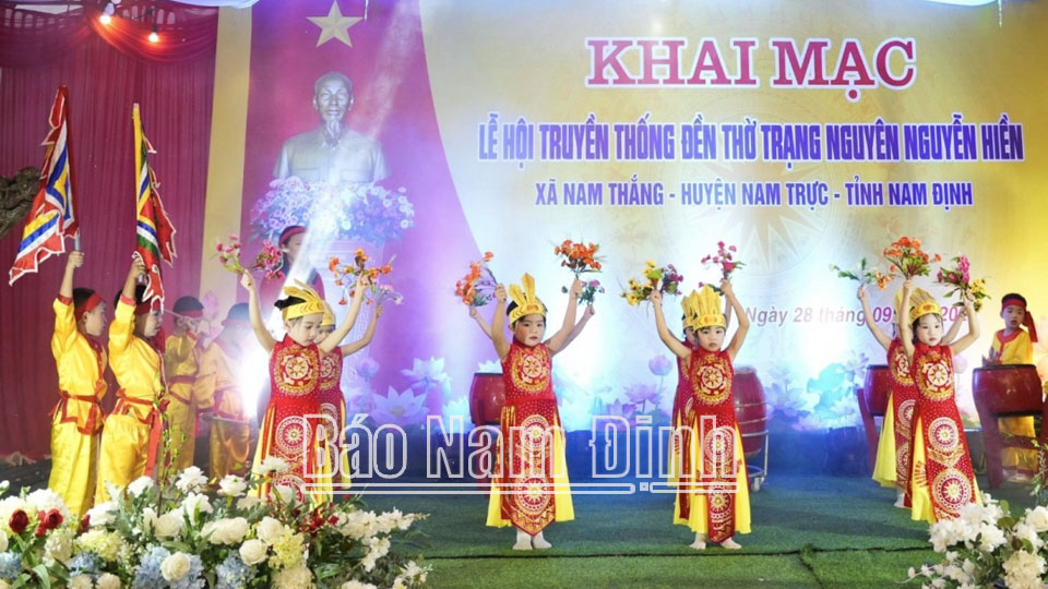 Chương trình văn nghệ khai mạc Lễ hội truyền thống Đền thờ Trạng nguyên Nguyễn Hiền.