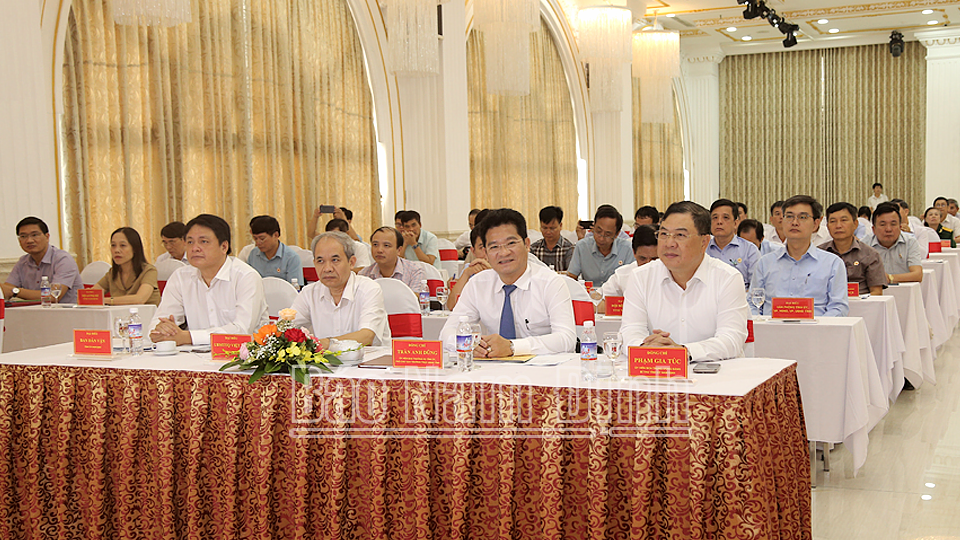 Đồng chí Phạm Gia Túc, Ủy viên BCH Trung ương Đảng, Bí thư Tỉnh ủy và các đại biểu tham dự tọa đàm.
