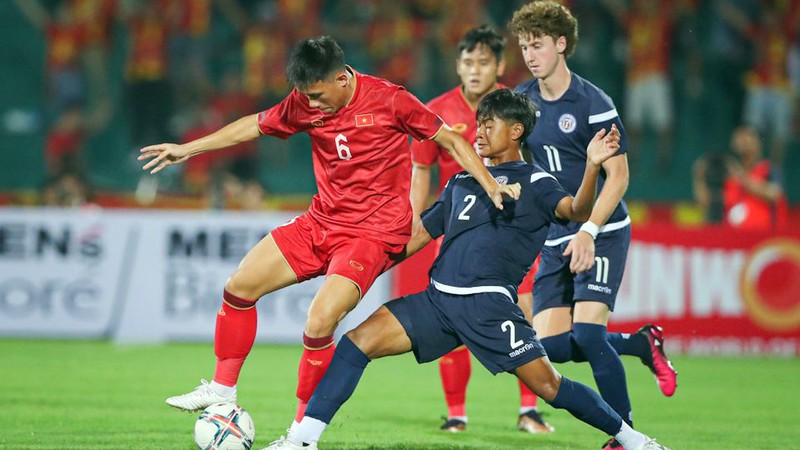 U23 Việt Nam (áo đỏ) khởi đầu thuận lợi với chiến thắng 6-0 trước U23 Guam. 