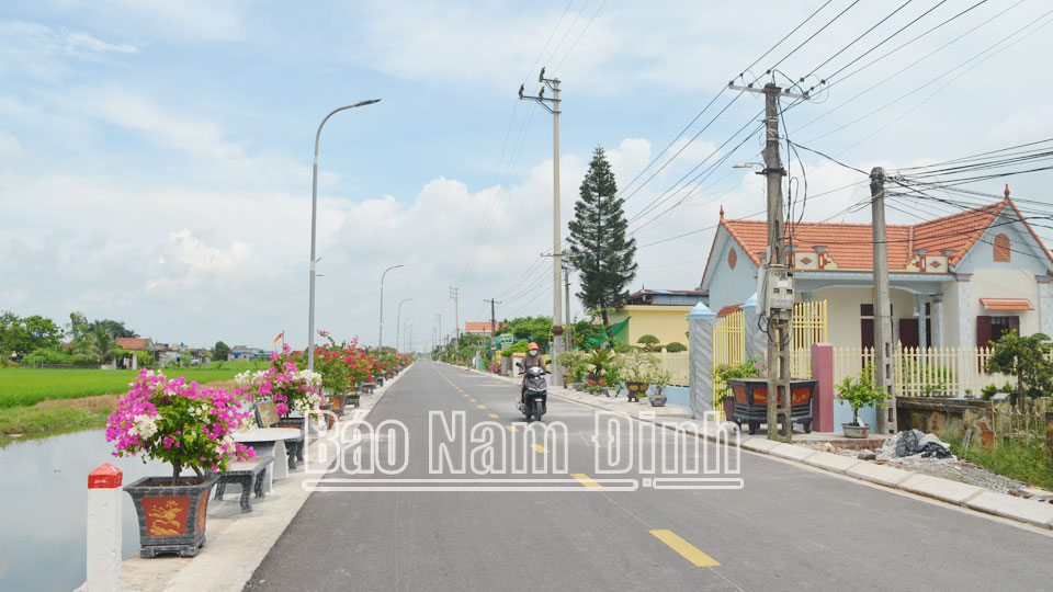 Đường trục chính xã Giao Hương được nâng cấp đạt chuẩn nông thôn mới nâng cao.