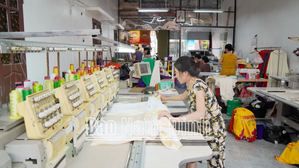 Cơ sở thêu ren truyền thống của bà Đinh Thị Minh, xóm Bắc, xã Xuân Phương tạo việc làm ổn định cho 30 lao động.