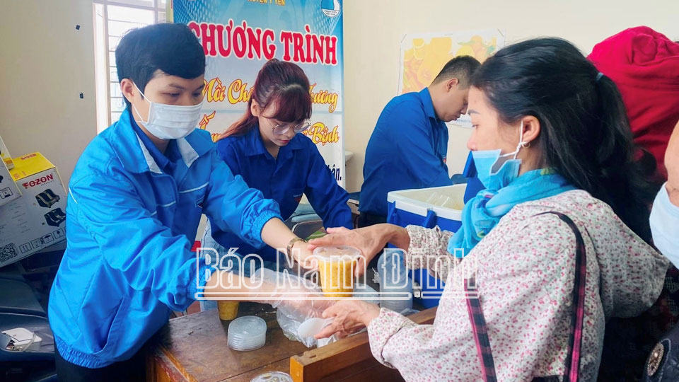 Đoàn Thanh niên thị trấn Lâm phát thức ăn miễn phí cho người dân tại Trung tâm y tế huyện.