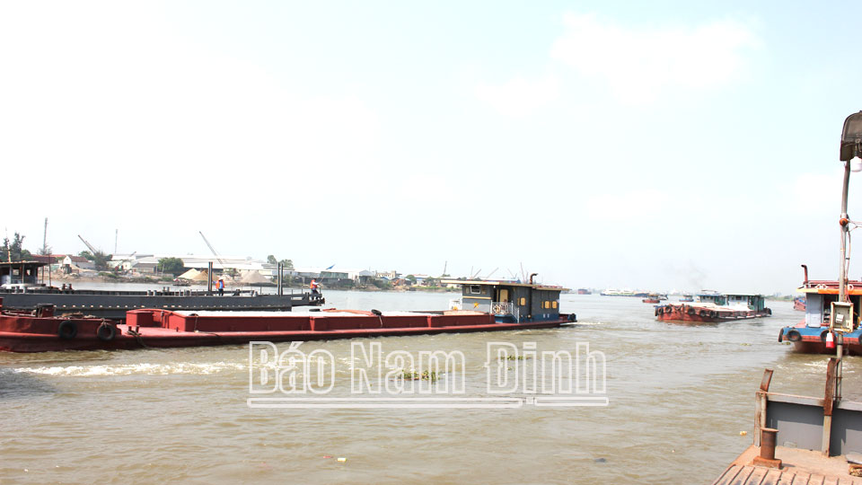 Phương tiện vận tải thủy lưu thông trên sông Ninh Cơ qua cầu phao Ninh Cường.Bài và ảnh: Thành Trung