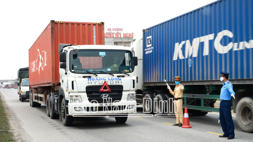 Tuần tra kiểm soát bảo đảm trật tự an toàn giao thông trên tuyến Quốc lộ 10, đoạn qua địa bàn huyện Ý Yên.