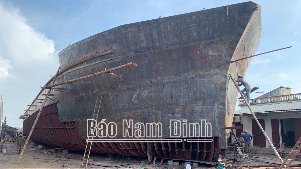 Nghề đóng tàu trên địa bàn xã Trực Hùng (Trực Ninh) tạo việc làm cho nhiều lao động địa phương.