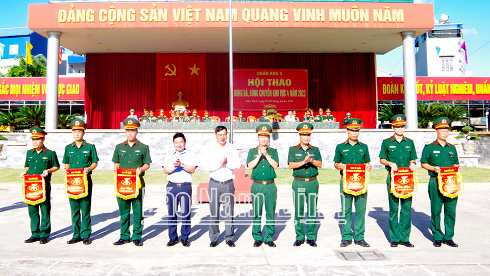 Đồng chí Phó Chủ tịch UBND tỉnh Trần Lê Đoài và các đại biểu trao tặng cờ lưu niệm cho các đơn vị tham gia hội thao.
