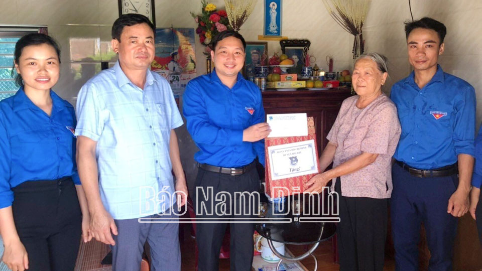 Đoàn Thanh niên huyện Hải Hậu tặng quà cho gia đình có công với cách mạng.