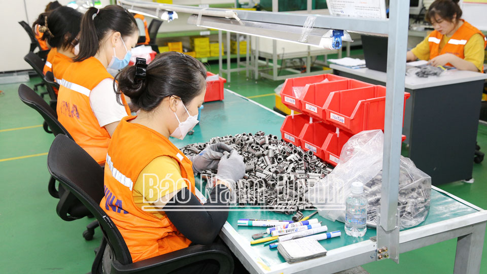 Sản xuất chi tiết máy tại Công ty TNHH Pim Vina, Khu công nghiệp Mỹ Trung (Mỹ Lộc). 