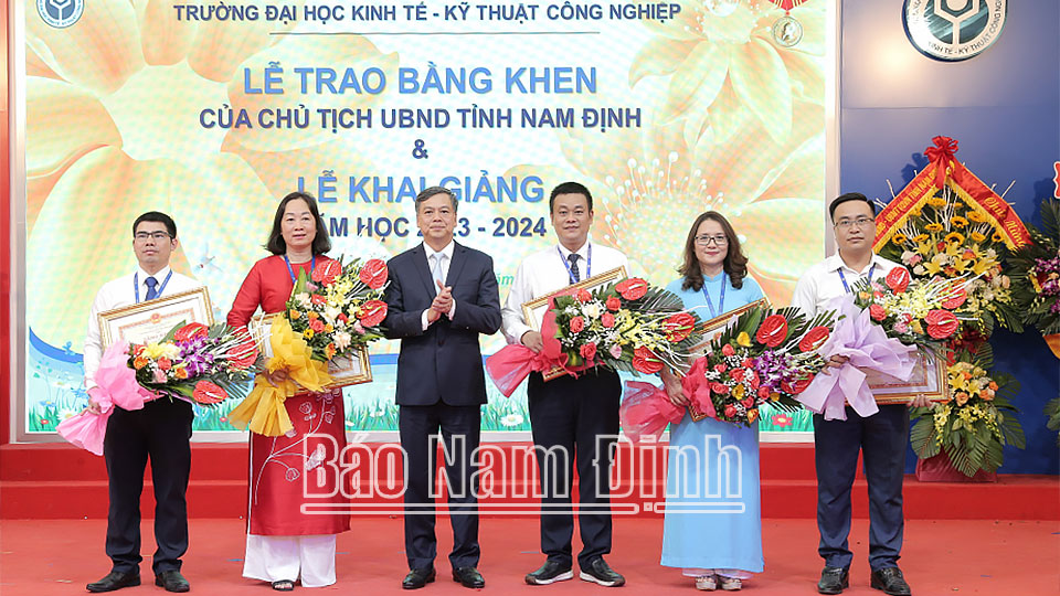 Đồng chí Trần Lê Đoài, TUV, Phó Chủ tịch UBND tỉnh trao tặng Bằng khen của Chủ tịch UBND tỉnh cho các cá nhân có thành tích xuất sắc trong công tác quản lý và giảng dạy.