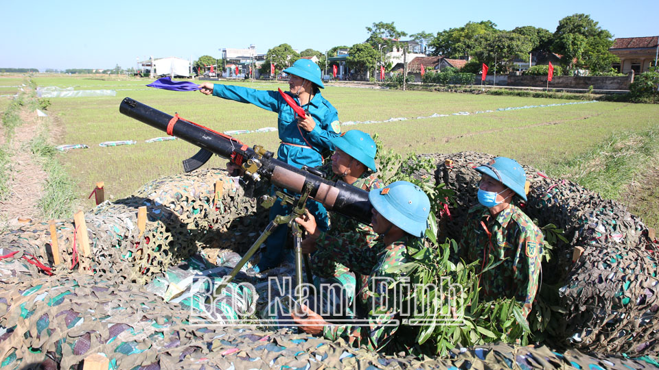 Khẩu đội súng máy DKZ xã Yên Cường tham gia thực binh đánh địch cơ động đường bộ trong diễn tập khu vực phòng thủ huyện Ý Yên.