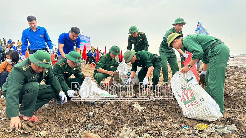 Đoàn viên thanh niên huyện Giao Thủy phối hợp với cán bộ, chiến sĩ Đồn Biên phòng Quất Lâm làm sạch biển tại bến cá xã Giao Hải.