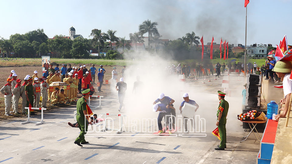 Lực lượng chức năng huyện Nghĩa Hưng tham gia Hội thao kỹ thuật nghiệp vụ chữa cháy và cứu nạn, cứu hộ đối với “Tổ liên gia an toàn phòng cháy chữa cháy” năm 2023.