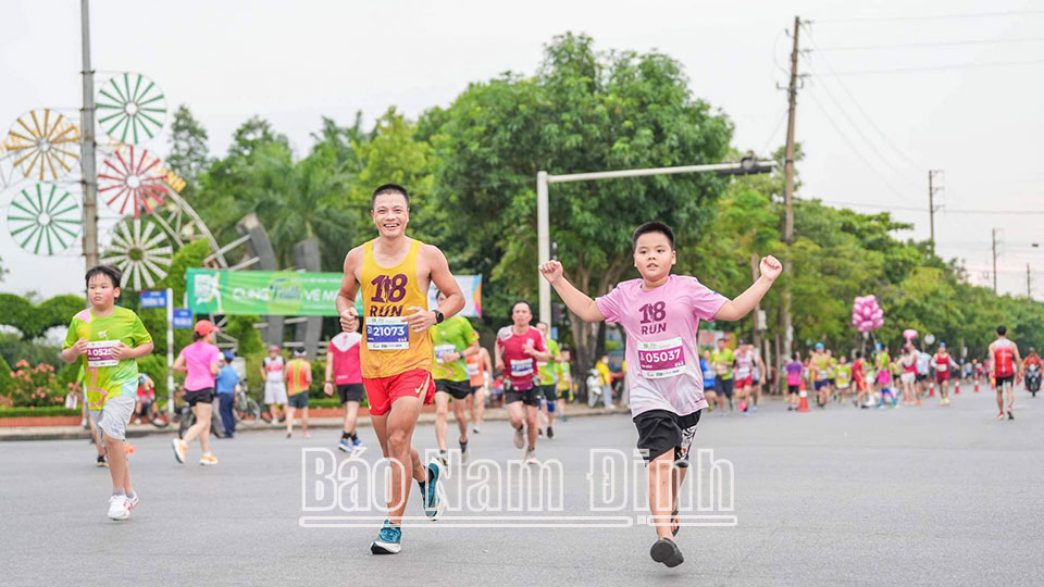 Phong trào chạy bộ thu hút đông đảo người dân trong đó có nhiều em nhỏ tham gia.