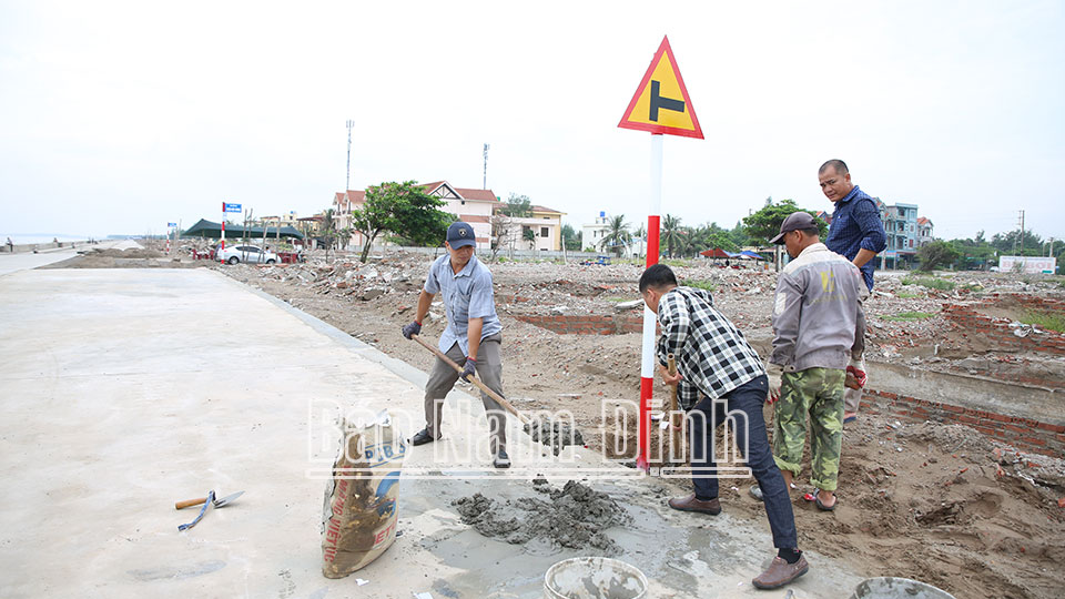 Thi công lắp đặt biển báo giao thông tại thị trấn Quất Lâm.