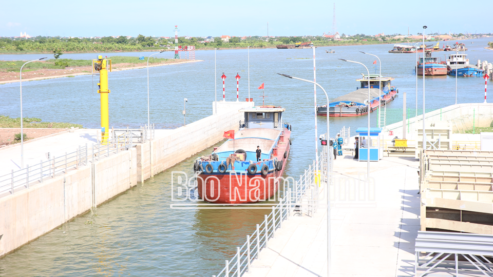 Các tàu vận tải thủy đi từ Sông Ninh Cơ sang sông Đáy qua kênh Nghĩa Hưng.