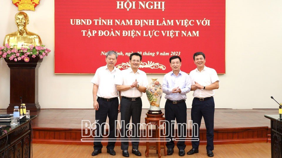 Lãnh đạo Tập đoàn Điện lực Việt Nam tặng quà và chụp ảnh lưu niệm với đồng chí Chủ tịch UBND tỉnh 