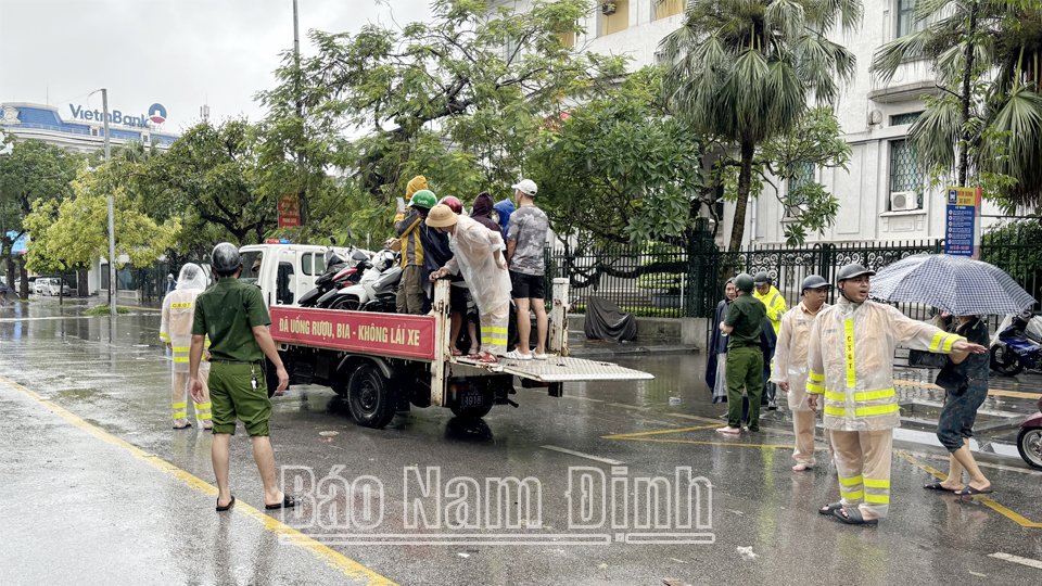 Lực lượng Công an tích cực hỗ trợ người dân di chuyển qua các điểm ngập sâu tại thành phố Nam Định