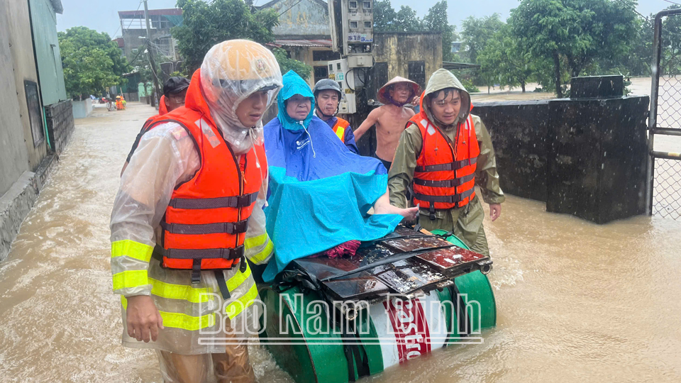 Dồn lực đảm bảo an toàn cho người dân vùng bối trong mưa, lũ