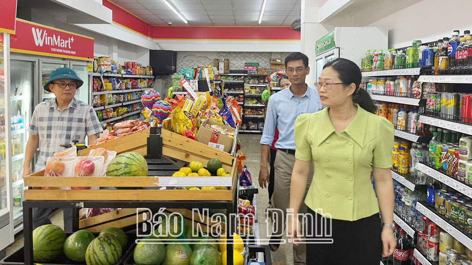 Lãnh đạo Sở Công Thương kiểm tra việc cung ứng hàng hóa tại cơ sở Winmart thành phố Nam Định. 