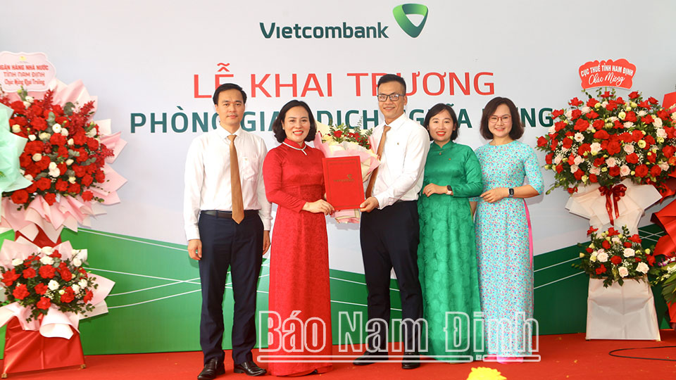 Bà Đoàn Thị Hồng Nga, Giám đốc Vietcombank Nam Định trao Quyết định cho lãnh đạo Phòng giao dịch Vietcombank Nghĩa Hưng. DT1