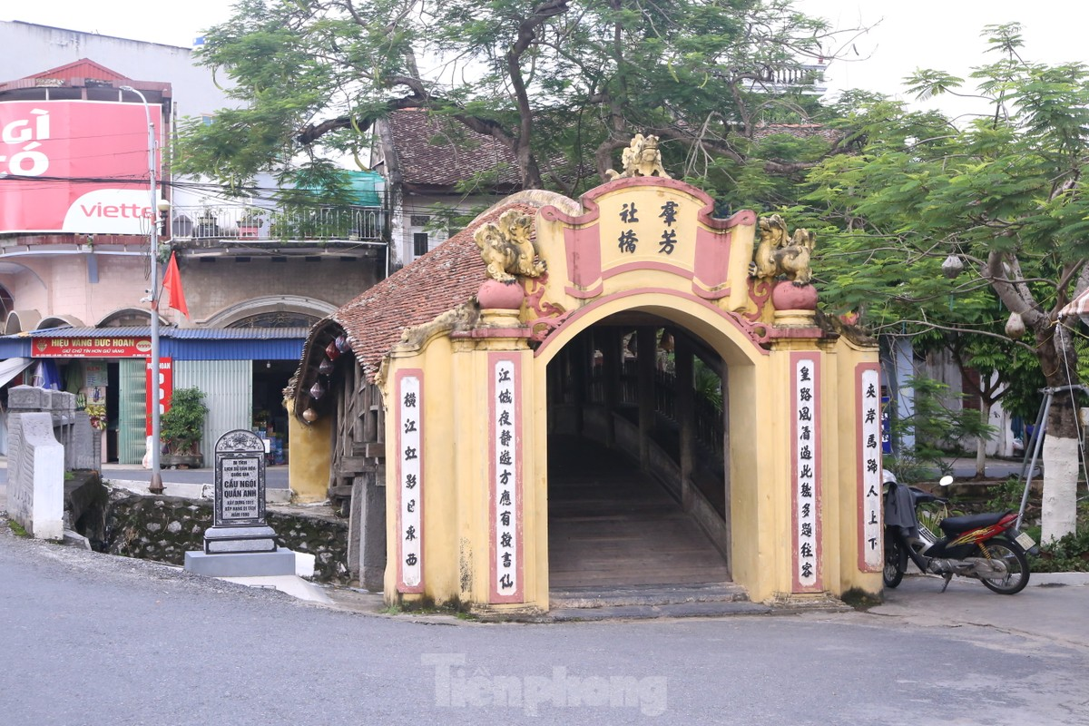 Cầu Ngói chùa Lương (Hải Hậu, Nam Định) là một trong những cây cầu cổ nhất với tuổi đời 500 năm của vùng trấn Sơn Nam Hạ xưa.

