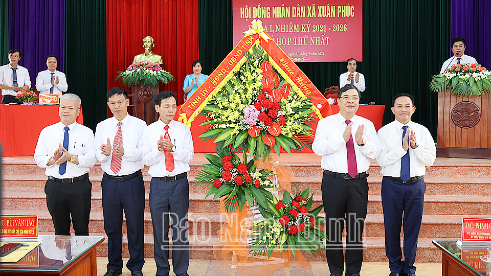 Đồng chí Bí thư Tỉnh ủy Phạm Gia Túc và đồng chí Phó Chủ tịch thường trực HĐND tỉnh Nguyễn Phùng Hoan tặng lẵng hoa chúc mừng thành công của Kỳ họp. 
