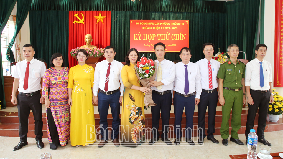 Đồng chí Nguyễn Thị Như, Ủy viên Ban Thường vụ Thành ủy, Phó Chủ tịch Thường trực UBND thành phố Nam Định tặng hoa chúc mừng các đồng chí được bầu vào các chức danh UBND phường Trường Thi.