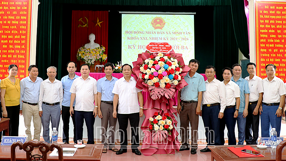 Lãnh đạo huyện Vụ Bản tặng hoa chúc mừng các đồng chí lãnh đạo HĐND, UBND xã Minh Tân khóa mới nhiệm kỳ 2021-2026.